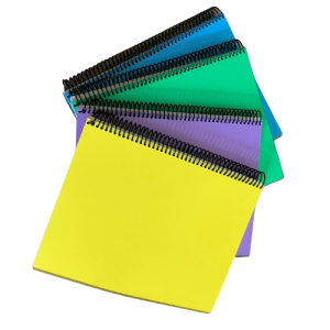 La imagen muestra cuatro cuadernos apilados uno sobre otro. Cada cuaderno tiene una espiral negra en la parte superior. Los colores de las portadas de los cuadernos, de arriba a abajo, son azul, verde, morado y amarillo sobre un fondo blanco